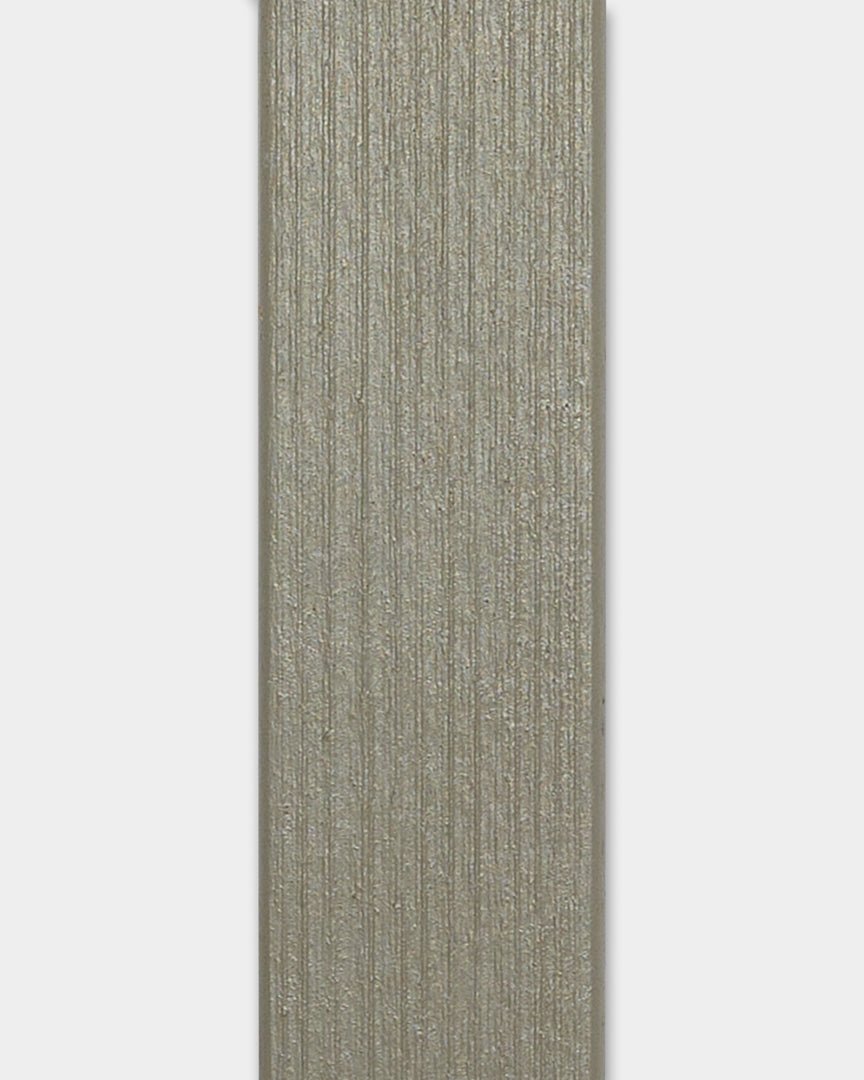 Panneau de façade Lamella WoodUpp Aluwood Grey, 240 x 4 x 1,8 cm, avec des rainures vertical et un fond blanc uni, conçu pour une installation sur angle extérieur.